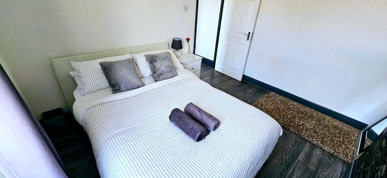 3 Bedroom House In Tottenham 10 Mins Walk From Seven Sisters Station Londres