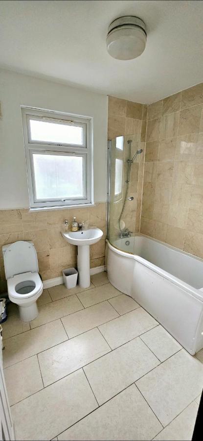 Apartamento 3 Bedroom House In Tottenham 10 Mins Walk From Seven Sisters Station *